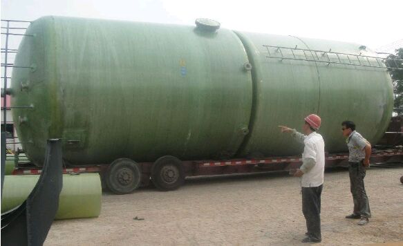 玻璃鋼鹽酸罐生產(chǎn)現(xiàn)場(chǎng)